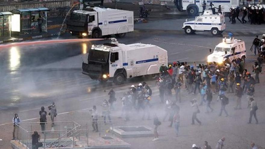 La policía desaloja a la fuerza la plaza Taksim de Estambul