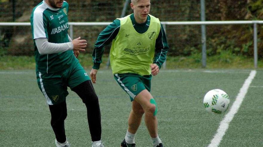 Josu presiona a Andre durante el entrenamiento del Coruxo. ayer en Fragoselo. // R.R.