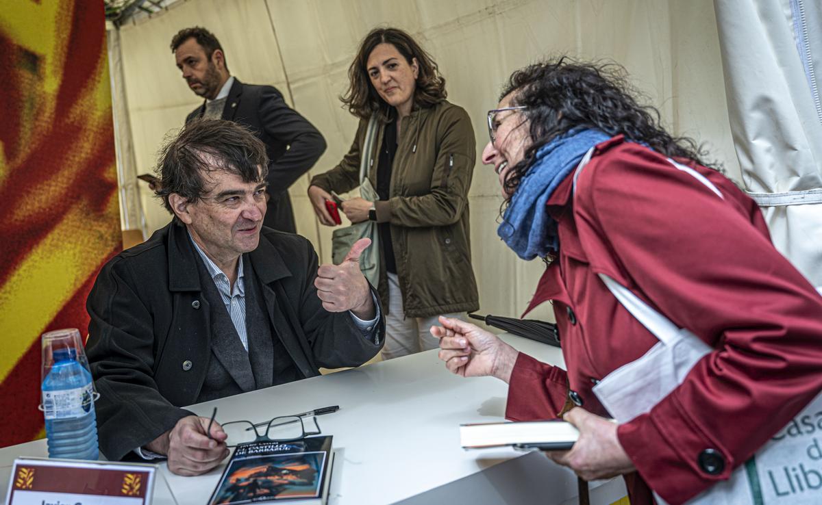 cercas el castillo de barbazul  Barcelona 23-04-2022 Icult. Sant Jordi firma. Javier cercas. Plaza cataluña el corte inglés. AUTOR: MANU MITRU