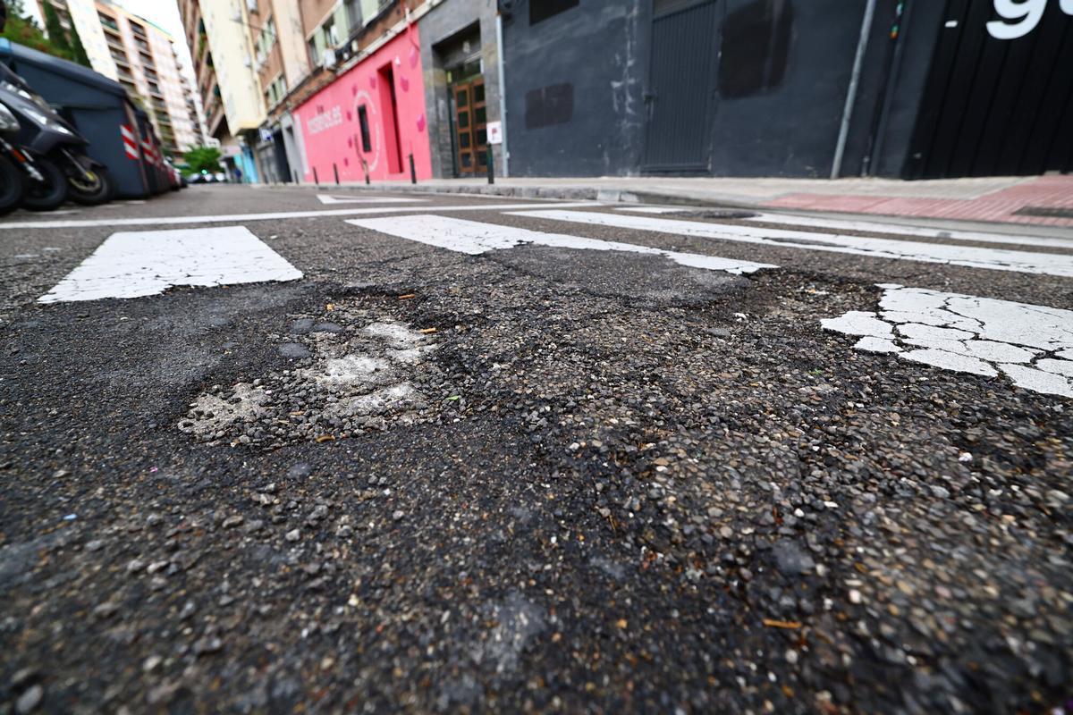 SOCAVON EN LA CALLE JOSE PELLICER, ASFALTO EN MAL ESTADO CALZADA