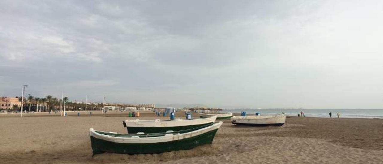 La playa en otoño y sus chalets olvidados