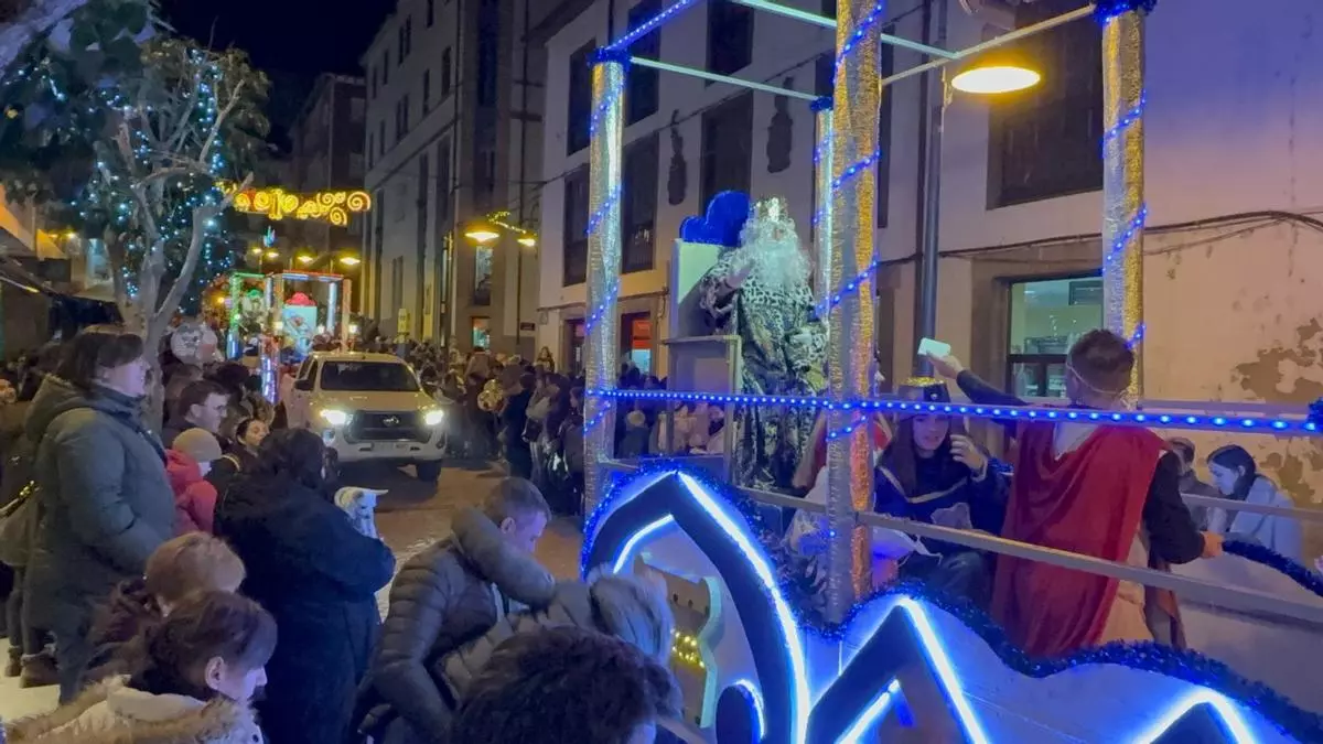 Los Reyes Magos estrenaron en Cangas del Narcea unas luminosas carrozas que lograron una cabalgata “espectacular”