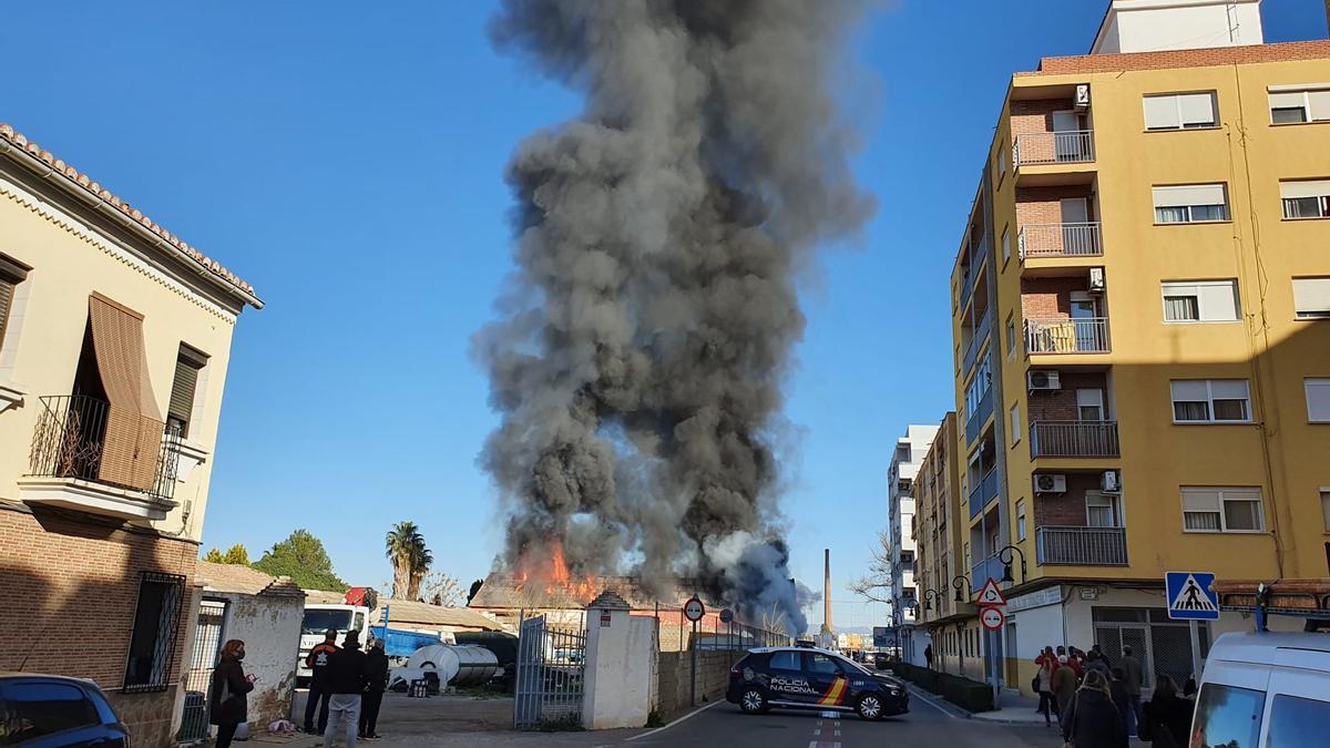 Incendio Valencia hoy: El fuego devora un almacén en Aldaia y provoca una gran columna de humo