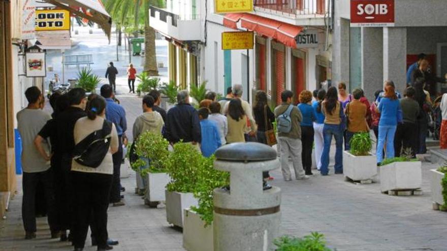 Foto de archivo de la cola de desempleados en el SOIB de Sant Antoni.