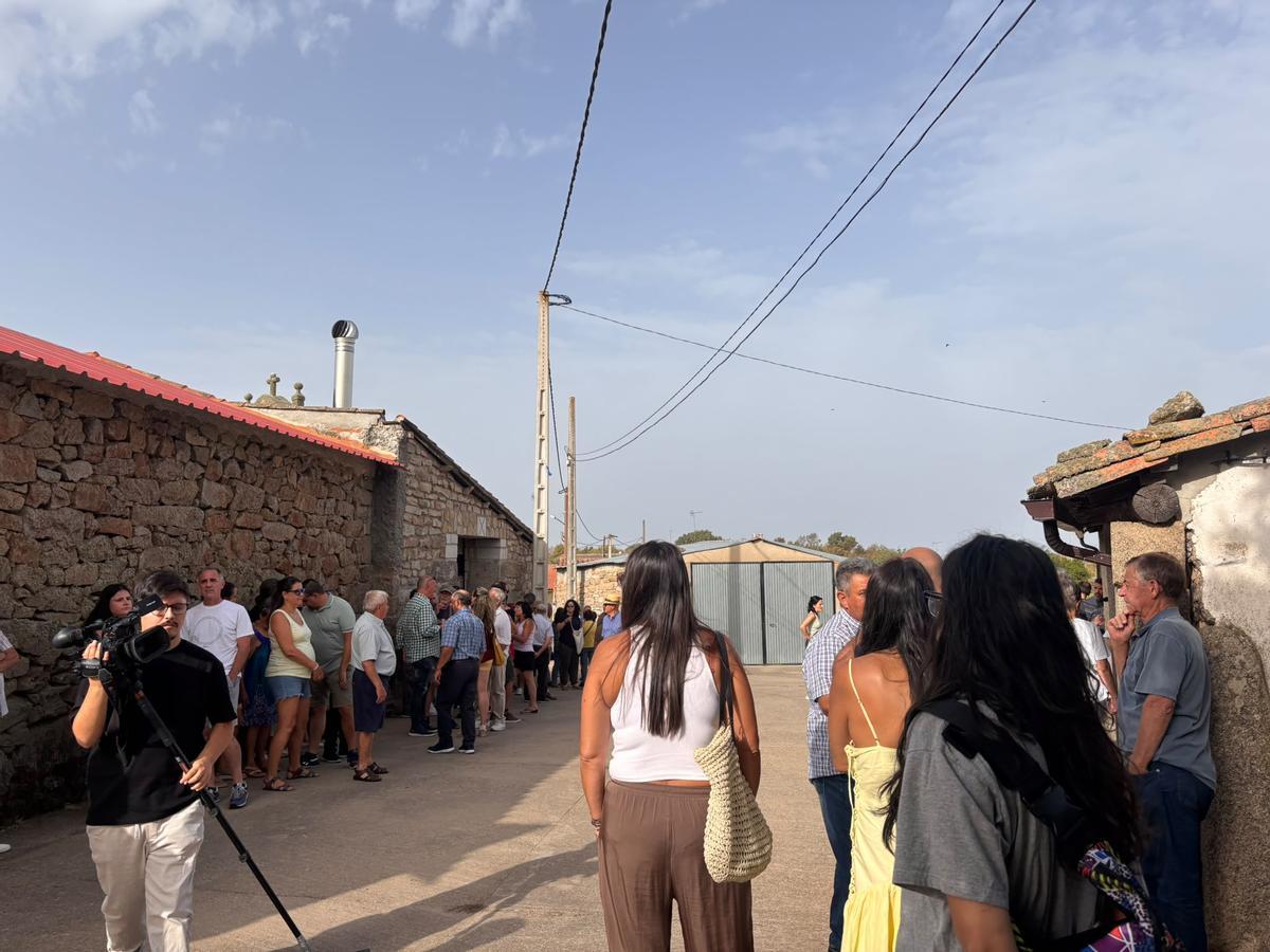 GALERÍA |  La plataforma "Sayago Renace" da sus primeros pasos tras el incendio