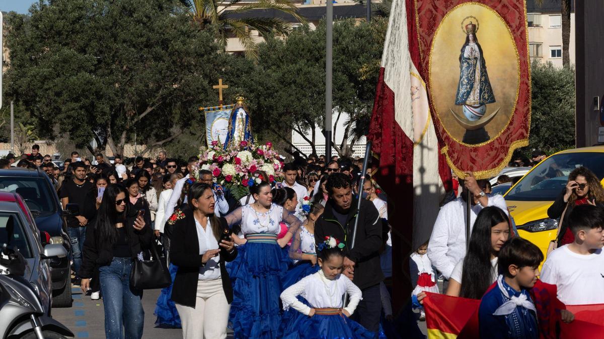 La fiesta de la Virgen de Caacupé en la iglesia del Rosario, en imágenes