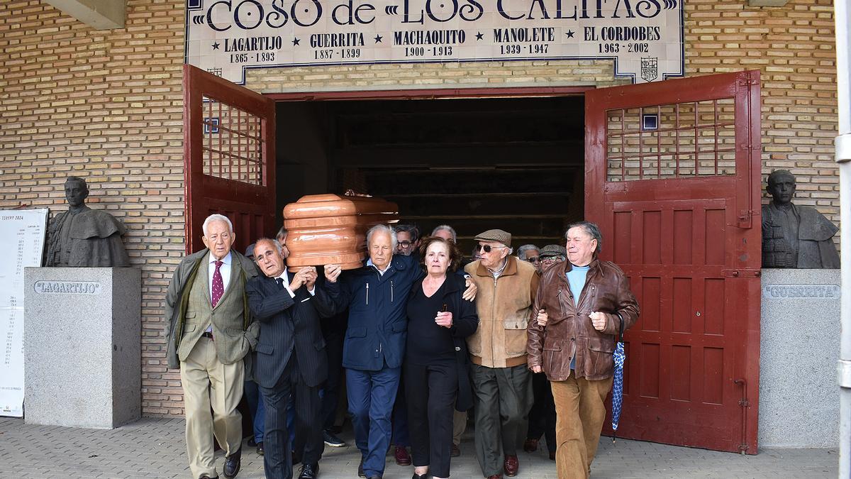 El féretro de Zurito, a hombros por matadores cordobeses, sale por la puerta grande del coso de Los Califas.