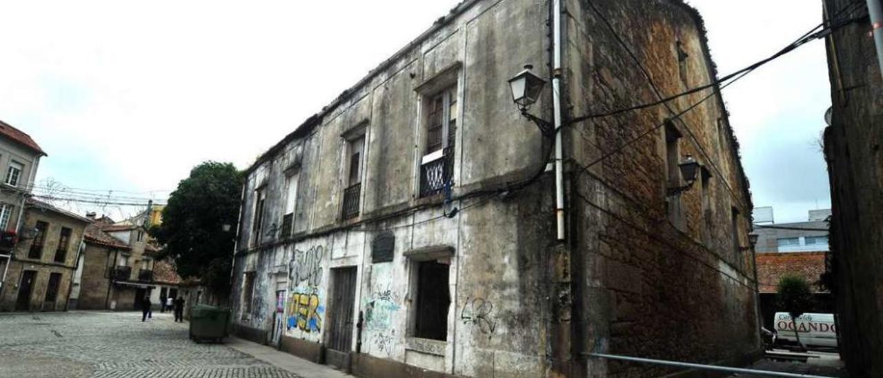Una vista del edificio ruinoso de la Praza de O Castro, en Vilagarcía de Arousa. // Iñaki Abella