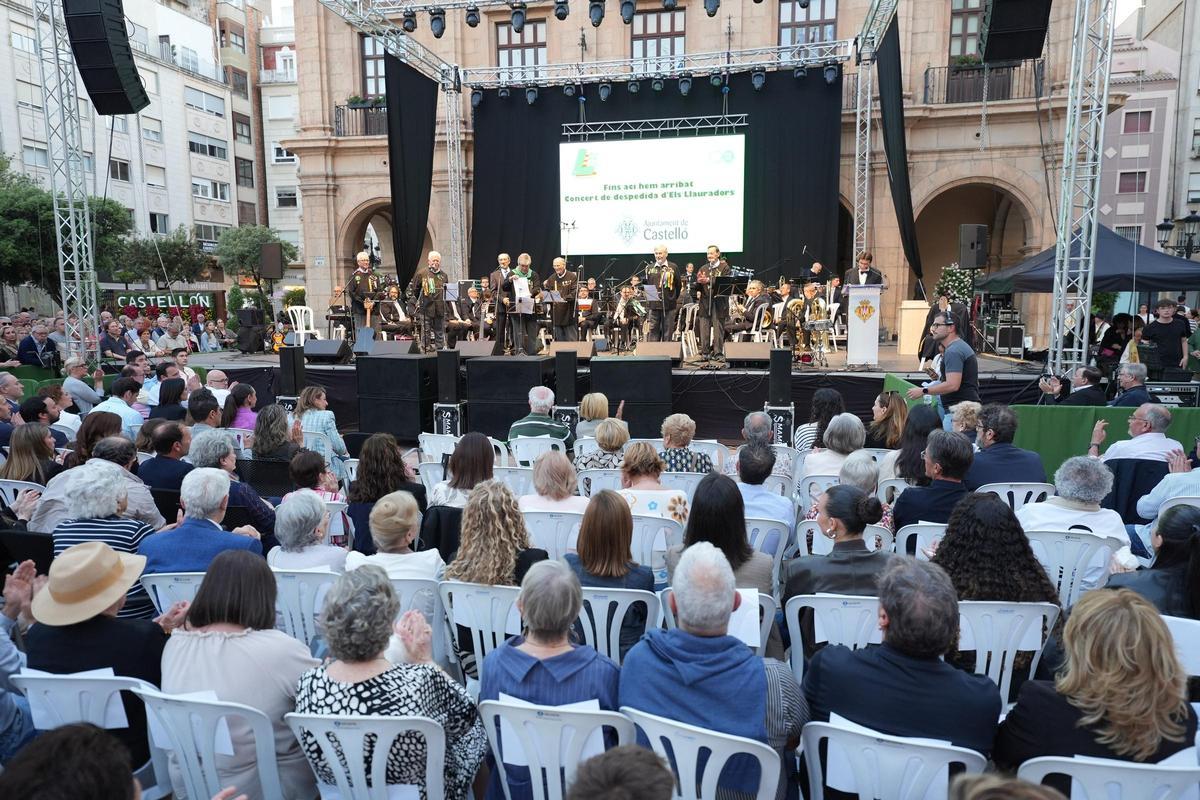 Último concierto de Els Llauradors, en la plaza Mayor, el 24 de mayo de 2025.