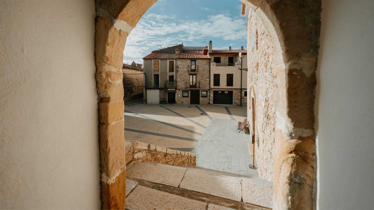 Foto de la plaza de Benafigos, vacía.