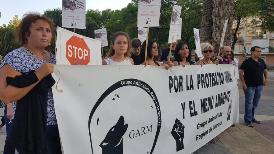 Manifestantes frente al auditorio Víctor Villegas