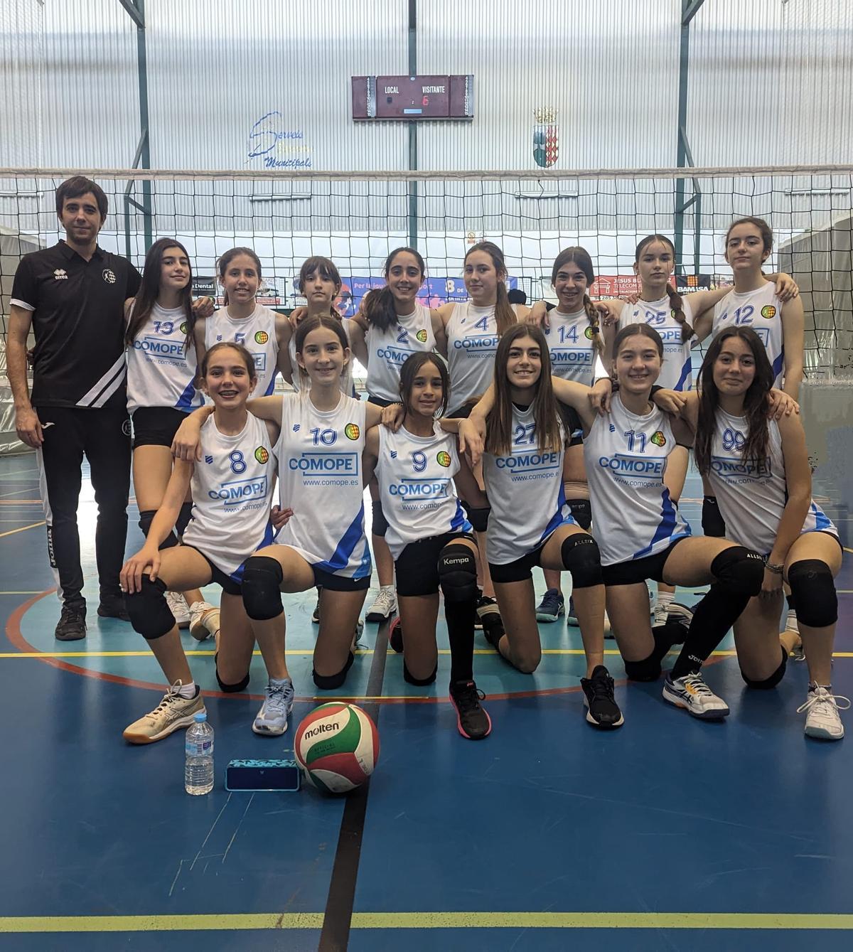El equipo infantil del Club Voleibol Oliva
