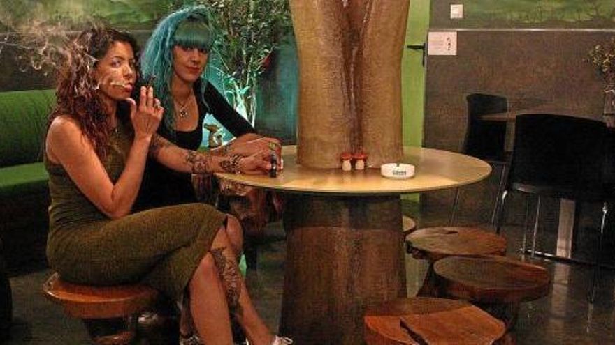 A l'esquerra, la responsable del club La Bruja, amb una membre de la junta del club