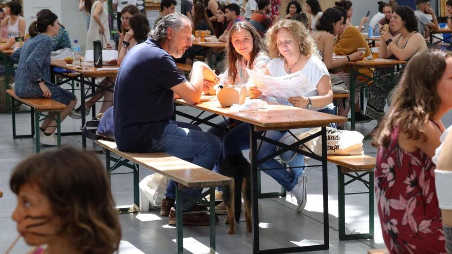 Varias personas comiendo en la feria vegana el año pasado, en el IFEVI de Vigo