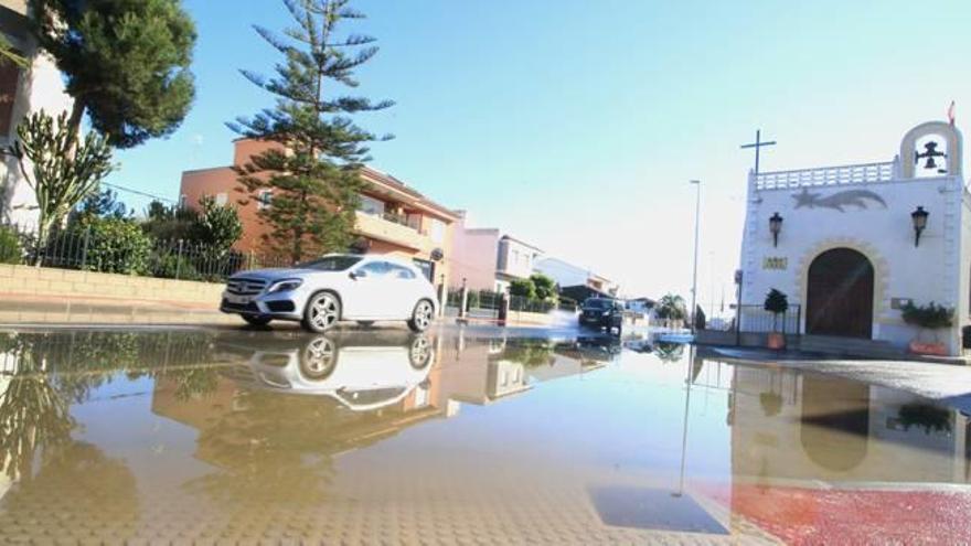 Un coche circula por la calzada que ha estado tres días cerrada a la circulación.