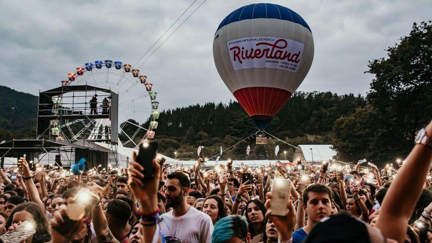 El Riverland de Arriondas, con su globo distintivo y su noria, durante uno de los conciertos.