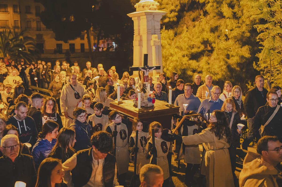 Un baño de devoción al Cristo de Zalamea en Elche Un baño de devoción al Cristo de Zalamea en Elche