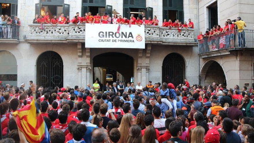 El balcó de l&#039;Ajuntament de Girona amb els jugadors i les autoritat