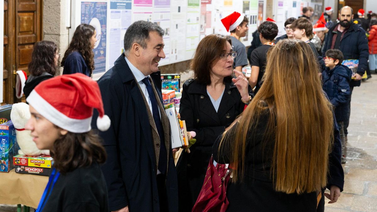 O conselleiro de Educación, Román Rodríguez, e a directora do IES Rosalía de Castro, Gemma Paredes visitando o mercado de Nadal do IES Rosalía de Castro