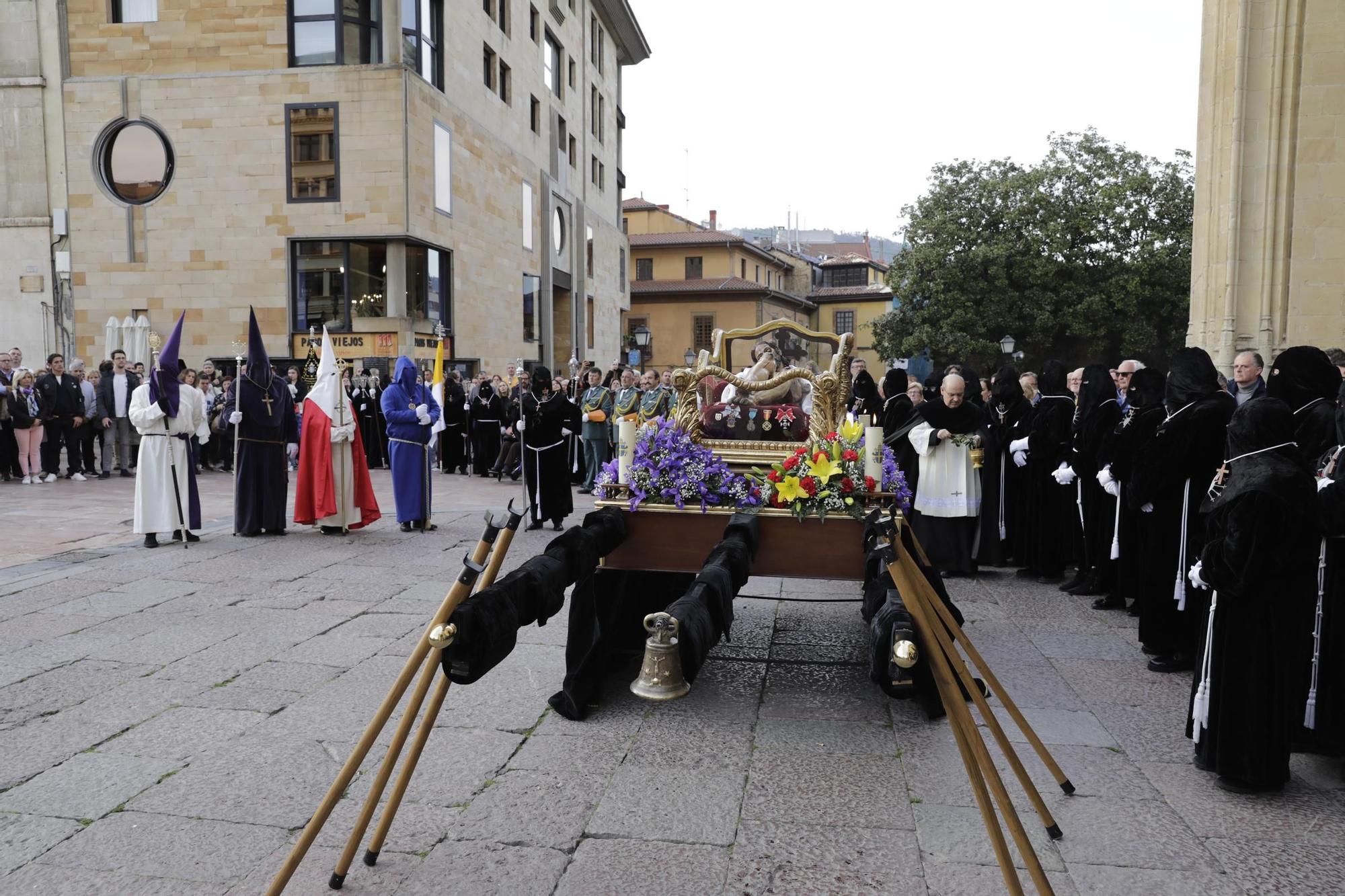 La procesión intergeneracional del Santo Entierro emociona Oviedo