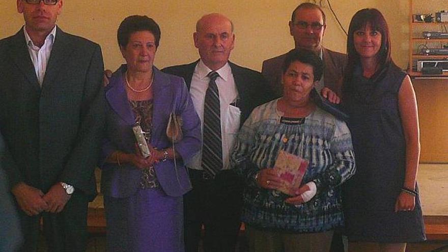 Los homenajeados Apolinar González, María Mata y Perpetua García posan con miembros de la Corporación.