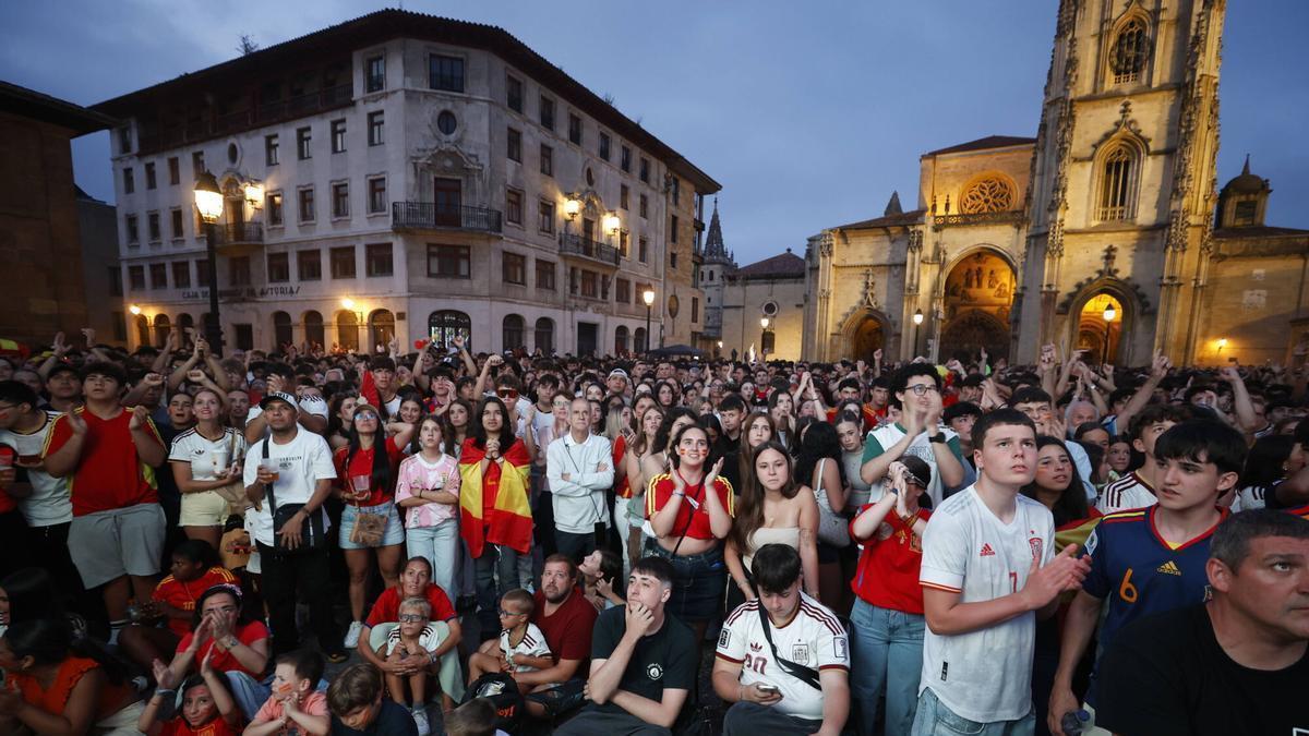Ambiente en la plaza de la catedral viendo el partido de España Francia