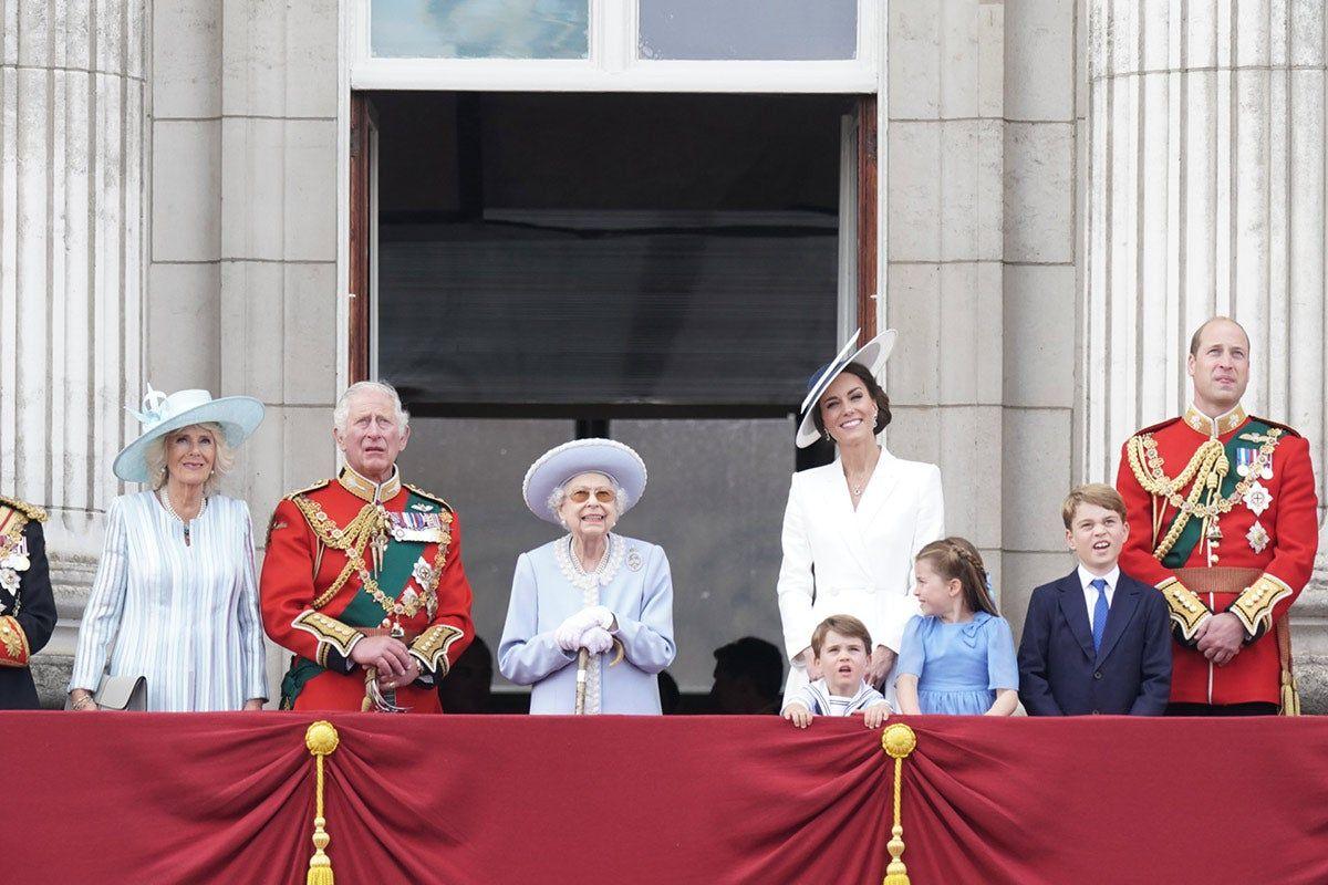 La reina Isabel II junto a sus familiares en el desfile Trooping The Colour