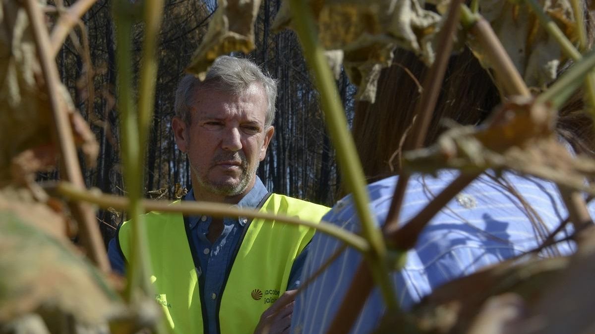 El presidente de Galicia acusa al Gobierno de ser  reticente  a movilizar al Ejército para luchar contra el fuego