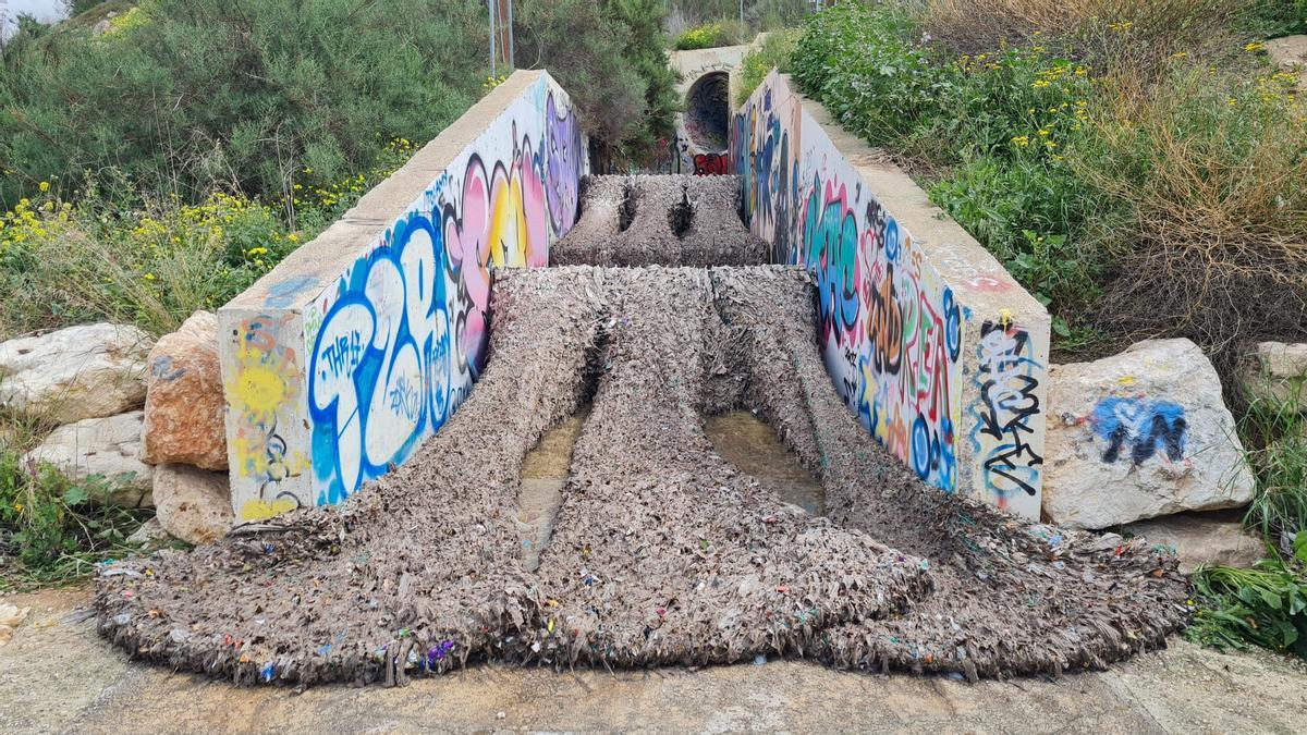 Las seis mallas habilitadas en el aliviadero situado junto al puente de la Ronda Sur.