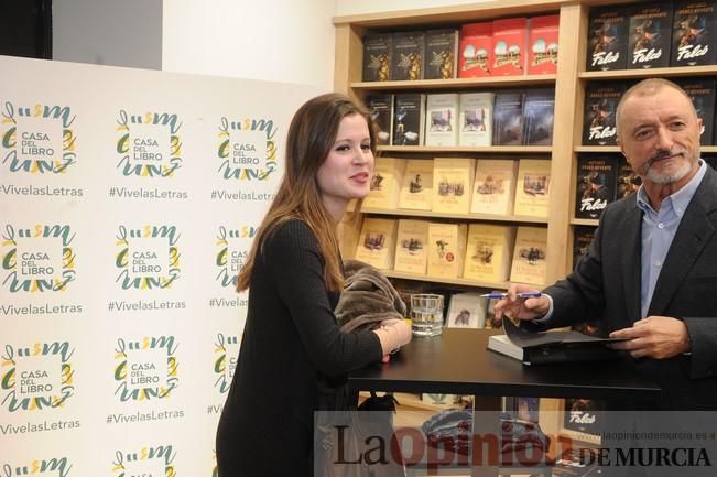 Colas por la firma de libros de Pérez-Reverte