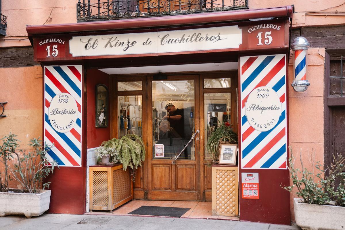 26.02.2025. MADRID. Imágenes de la barbería ‘El Kinze de Cuchilleros’, en Madrid. Foto: Alba Vigaray