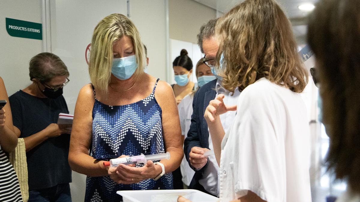 La consellera de Salud, Patricia Gómez en su visita al Hospital Son Espases