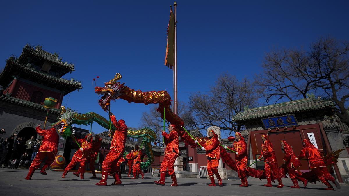 Bailarines de dragones chinos actúan en el templo Dongyue el primer día del Año Nuevo Lunar chino en Beijing.