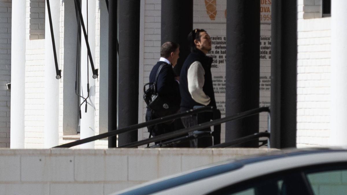 Así ha sido la salida de Kiat y Joey Lim de la reunión en Paterna