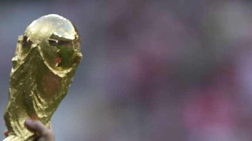 Griezmann ofreció el trofeo del Mundial a la afición, ayer.