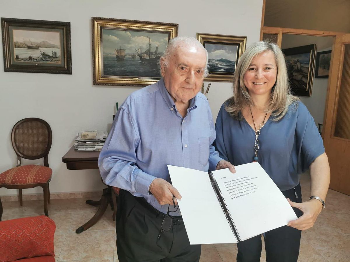 Paula Coronas, junto a Manuel del Campo, con la biografía que escribió sobre el músico malagueño.