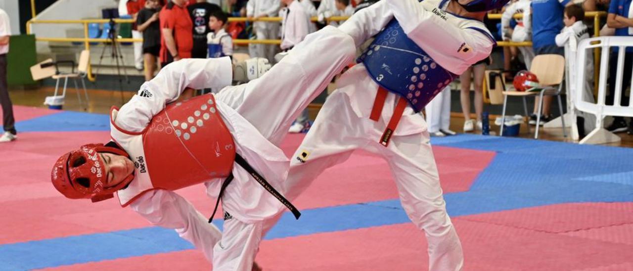 Patada alta en uno de los combates del Open Cidade do Lérez.