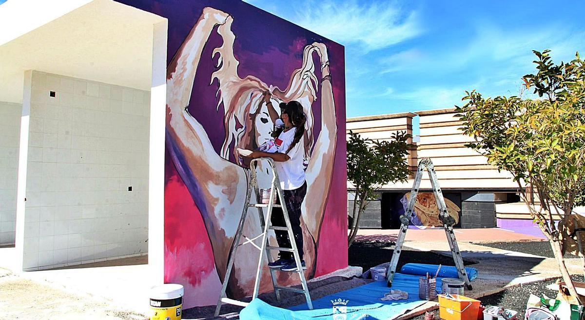 Leticia Martín, durante la elaboración de uno de los murales. | | LP/DLP