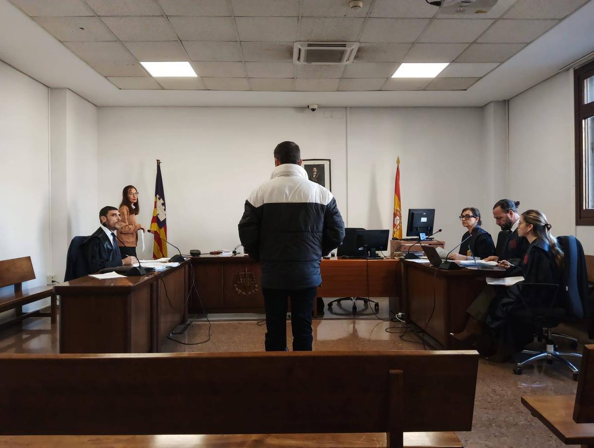 El empresario absuelto por la muerte del adolescente en accidente de moto, durante el juicio.