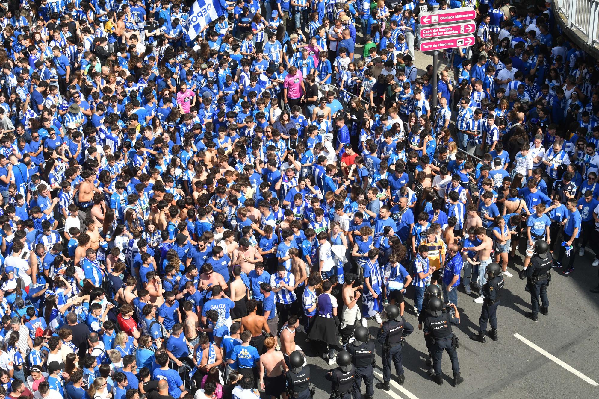 Multitudinario recibimiento de la afición al Dépor en Riazor antes del partido contra el Castellón