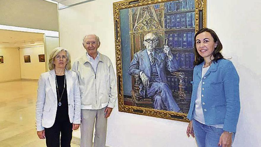 El donante, con la obra de Gabino Rey y la alcaldesa. // S.A.