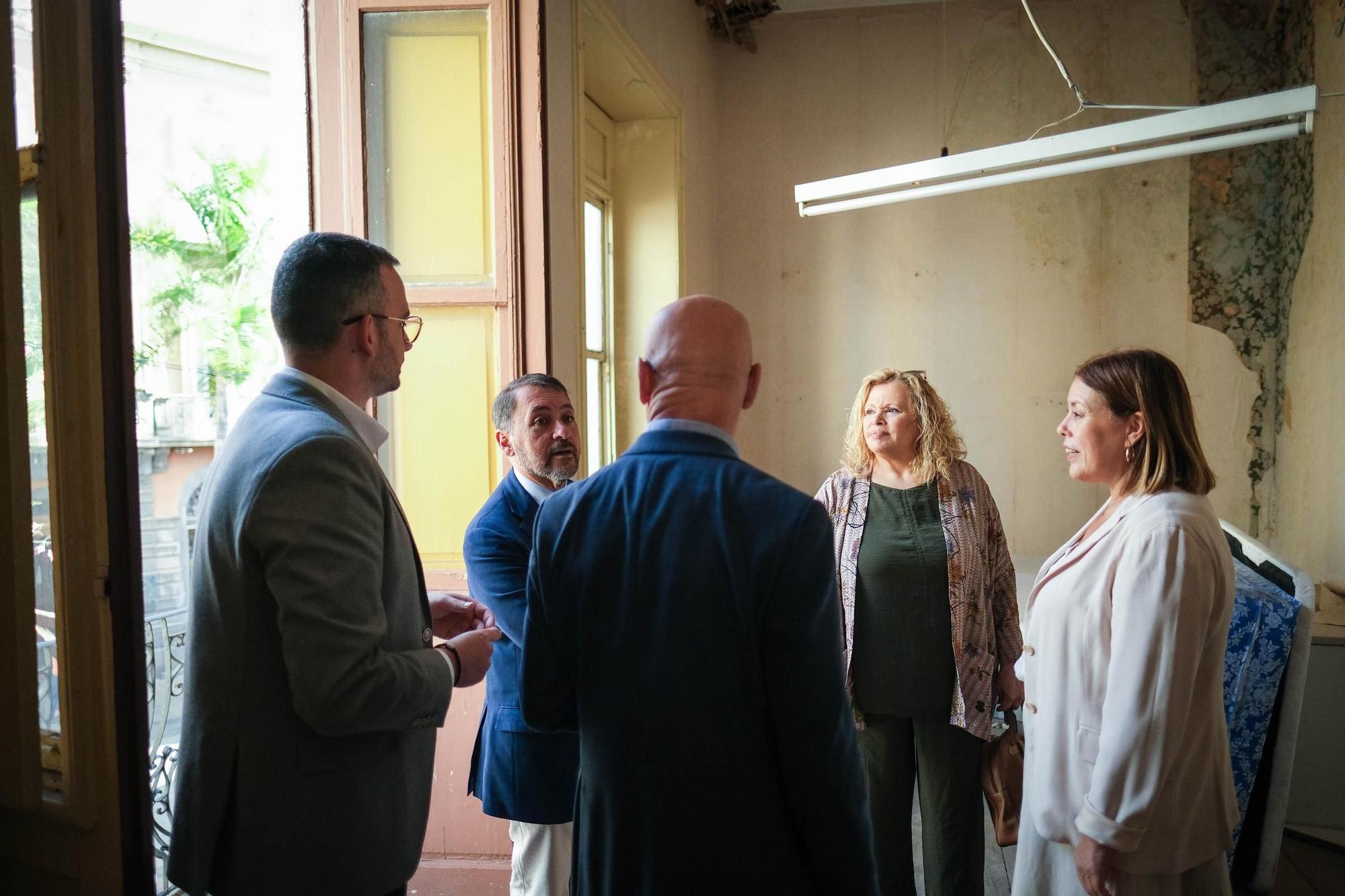 Visita al edificio cedido por Santa Cruz al Diputado del Común