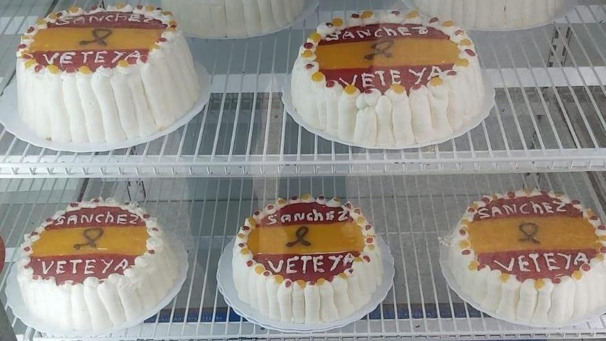 Aluvión de críticas a la pastelería que hace tartas pidiendo la dimisión de Pedro Sánchez