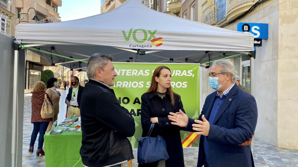 Pilar García, portavoz de VOX en Cartagena y el diputado regional, Pascual Salvador