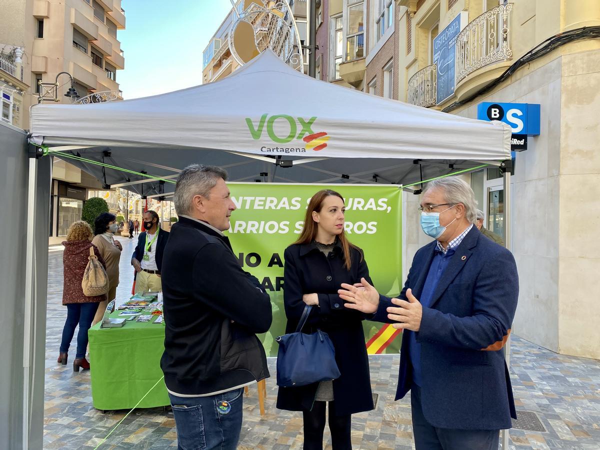 Pilar García, portavoz de VOX en Cartagena y el diputado regional, Pascual Salvador