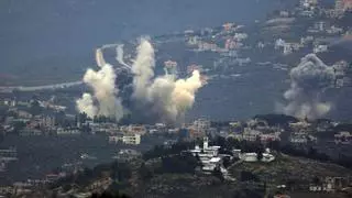 Israel bombardea siete zonas del Líbano en respuesta al ataque atribuido a Hezbolá que dejó 12 muertos
