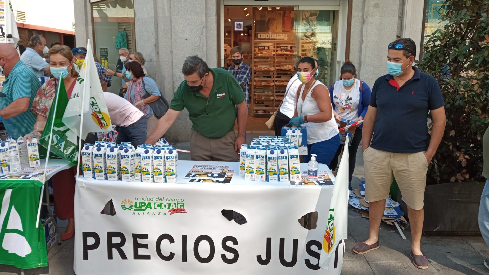 Gente en un puesto en la reivindicación de Valladolid