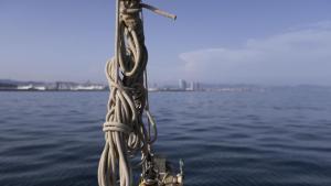 La proa de un barco cruzando el mar.