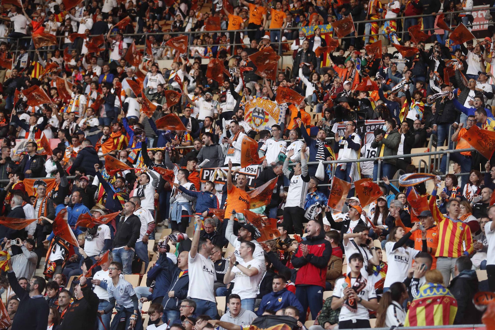 La afición valencianista llena de color el estadio de La cartuja