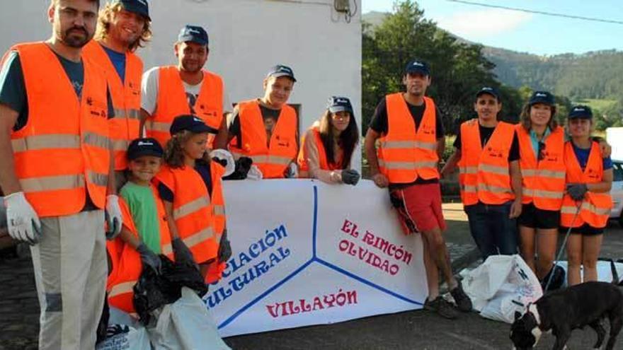 El grupo de voluntarios, listo para iniciar las labores de limpieza.